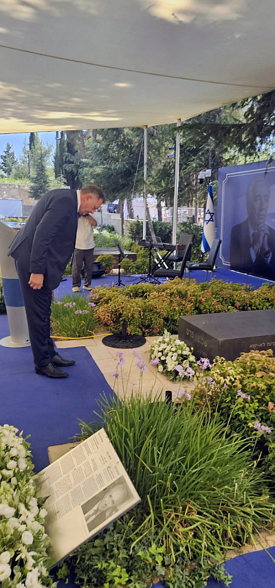 ЈЕРУСАЛИМ, 8. СЕПТЕМБРА /СРНА/ - У Јерусалиму је данас почела национална меморијална служба у част бившег предсједника и премијера Израела Шимона Переса, којој као почасни гост присуствује предсједник Милорад Додик.