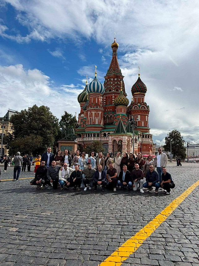 ПАЛЕ/МОСКВА, 8. СЕПТЕМБРА /СРНА/ - На позив Министарства културе Руске Федерације, Културно-умјетничко друштво "Младост" са Пала ових дана учествује на 15. међународном фестивалу фолклора "Златни прстен" који се одржава у Москви и Владимиру.