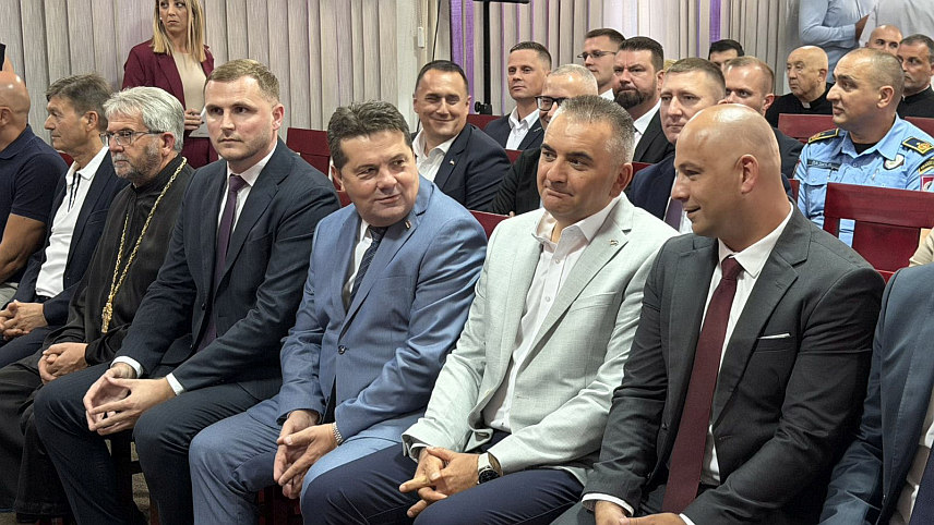 СТАНАРИ, 9. СЕПТЕМБРА /СРНА/ - Свечана aкадемија у част обиљежавања Дана општине, којој присуствују предсједник Владе Републике Српске Саво Минић и предсједник Народне скупштине Српске Ненад Стевандић.