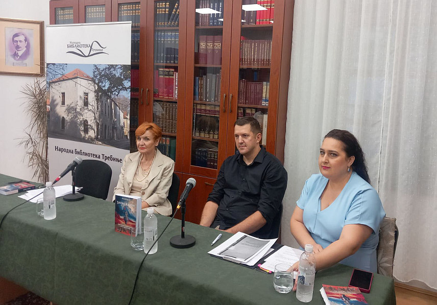 TРЕБИЊЕ, 9. СЕПТЕМБРА /СРНА/ - Роман "Запис у крви" Душка Tерзића, историјска фикција која говори о судбини једне породице уочи Косовске битке, представљен је вечерас у Народној библиотеци Tребиње.