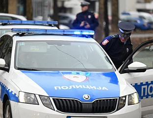 TРОЈИЦА МЛАДИЋА НАПАЛИ ДРУГОГ И ОШTЕТИЛИ МУ АУТОМОБИЛ