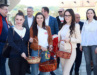 ЧЛАНИЦЕ ФОРУМА ЖЕНА ДИЈЕЛИЛЕ ВАСКРШЊА ЈАЈА НА ТРГУ КРАЈИНЕ