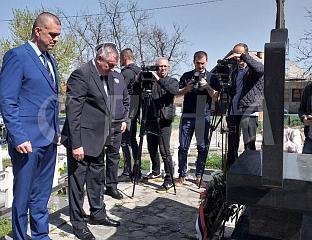 ВИШКОВИЋ СТИГАО НА БОРАЧКО ГРОБЉЕ И ПОЛОЖИО ЦВИЈЕЋЕ