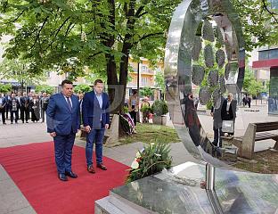 ПОЛОЖЕНИ ВИЈЕНЦИ НА СПОМЕНИК "12 БЕБА"