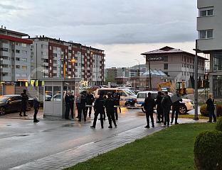ПРИПАДНИЦИ МУП-а СРПСКЕ УДАЉИЛИ ИНСПЕКТОРЕ СИПЕ ИСПРЕД ЗГРАДЕ ВЛАДЕ У ИСТОЧНОМ САРАЈЕВУ