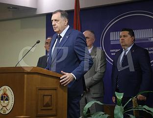 ШМИТ НАСТАВИО БЛЕФИРАЊЕ ЗАПОЧЕТО БОНСКОМ КОНФЕРЕНЦИЈОМ