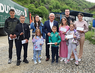НА ЈАРИЊУ ПОДИЈЕЉЕНЕ СТИПЕНДИЈЕ И ПОМОЋ ЗА ДЕВЕTОРО ДЈЕЦЕ СА КОСМЕТА