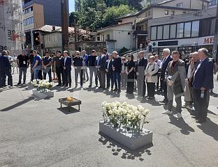 SERBS ARRIVED SAFELY IN DOBROVOLJAČKA STREET, LAYING WHITE ROSES AT CRIME SCENE