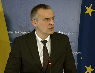 БАБАЉ ИЗАЗВАО ИНЦИДЕНТ, НАПАО ПОСЛАНИКЕ СНСД-а