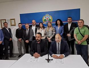 ОДБОРНИЦИ ОКУПЉЕНИ ОКО СДС-а НАСТАВЉАЈУ ПРЕКИНУТУ СЈЕДНИЦУ