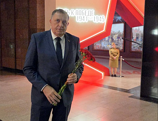 ДОДИК ПОЛОЖИО ЦВИЈЕЋЕ НА СПОМЕНИК У МУЗЕЈУ ПОБЈЕДЕ У МОСКВИ