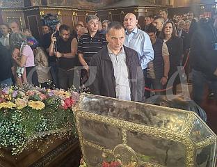 ВЈЕРНИЦИ У РЕДУ ЧЕКАЈУ ДА ЦЈЕЛИВАЈУ РУКУ СВЕТОГ САВЕ