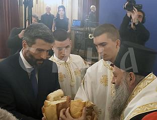 ПАТРИЈАРХ ПОРФИРИЈЕ И ШАПИЋ ПРЕЛОМИЛИ СЛАВСКИ КОЛАЧ У СКУПШТИНИ ГРАДА