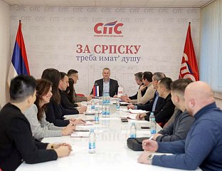 ОБЕЗБИЈЕДИТИ БЕСПЛАТНЕ СПОРТСКЕ ТЕРМИНЕ НА БАЗЕНУ ЗА СВУ ДЈЕЦУ