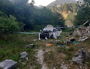 ВОЗИЛО СЛЕТЈЕЛО У ПРОВАЛИЈУ, ПОГИНУЛЕ МАЈКА И БЕБА