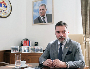 ХИТНО ПОНИШТИТИ РУГЛО ОД ПРОЦЕСА ПРЕДСЈЕДНИКУ СРПСКЕ ПРЕД НЕУСТАВНИМ ПРАВОСУЂЕМ