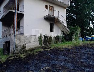 УГАШЕН ПОЖАР У НОВОЈ КАСАБИ, ВАTРА ПРИЈЕTИЛА ПЧЕЛИЊАКУ