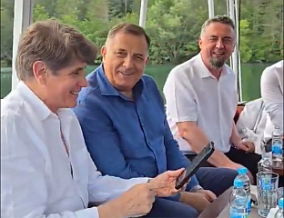 ДОДИК И БЛАГОЈЕВИЋ ЗАПЈЕВАЛИ ПЈЕСМУ "ТАМО ДАЛЕКО"