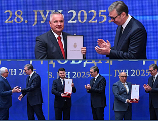 ВУЧИЋ УРУЧИО ВИШКОВИЋУ ОРДЕН СРБИЈЕ НА ЛЕНТИ
