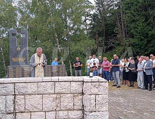 СЛУЖЕН ПОМЕН КОД СПОМЕНИКА У КАСИНДОЛУ ЗА 99 ПОГИНУЛИХ БОРАЦА
