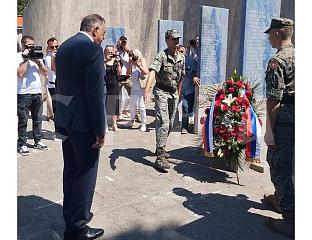 ПОЛОЖЕНИ ВИЈЕНЦИ НА СПОМЕНИК БРАНИОЦИМА ТРЕБИЊА