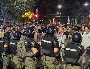 НАСИЛНИЦИ ПОТИСНУТИ ИЗ УЖЕГ ЦЕНТРА ГРАДА, ПОЛИЦИЈА КОНТРОЛИШЕ СИТУАЦИЈУ