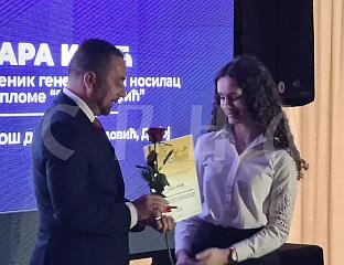 УРУЧЕНИ АМБЛЕМИ ГРАДА И ПРИЗНАЊА НАЈБОЉИМ УЧЕНИЦИМА