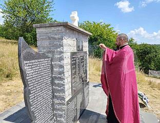 СЛУЖЕН ПАРАСТОС У БРЕЖАНИМА ЗА УБИЈЕНЕ МЈЕШТАНЕ ПРИЈЕ 33 ГОДИНЕ