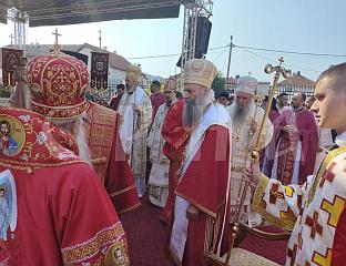 ПАТРИЈАРХ СЛУЖИ ЛИТУРГИЈУ У ПОРТИ ХРАМА
