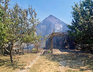 ИЗГОРЈЕЛЕ ПОВРАТНИЧКЕ КУЋЕ У ОКОЛИНИ ИСТОКА