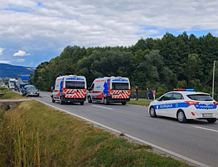 ДВА ВОЗАЧА ЛАКШЕ ПОВРИЈЕЂЕНА У УДЕСУ
