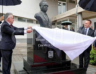 КАЛАБУХОВ ЗАХВАЛИО ЋОСИЋУ ЗА ПОСТАВЉАЊЕ БИСТЕ ВИТАЛИЈУ ЧУРКИНУ