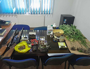 ХАПШЕЊЕ НАКОН ШТО СУ ПРОНАЂЕНИ КАНАБИС И ОРУЖЈЕ