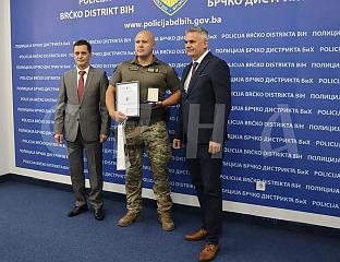 УРУЧЕНА ПРИЗНАЊА ЗА ИЗУЗЕTНУ ХРАБРОСT У СПАСАВАЊУ ЉУДСКИХ ЖИВОTА