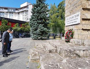 ШУЛИЋ И КОРОБЧЕНКО ПОЛОЖИЛИ ВИЈЕНЦЕ НА СПОМЕНИК ПАЛИМ БОРЦИМА