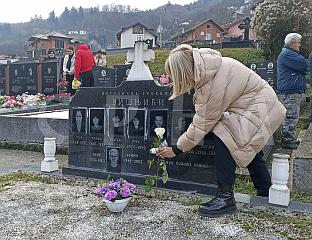 БЕСТИЈАЛНО ИЖИВЉАВАЊЕ МУСЛИМАНА НАД МРТВИМ СРБИМА КОЈИ "НЕ СЛУШАЈУ АЛИЈУ"