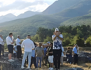 НЕЗАКОНИТ ВЈЕРСКИ СКУП НА ОСТАЦИМА МАНАСТИРА ПОКУШАЈ ПРИСВАЈЊА НАСЉЕЂА СПЦ