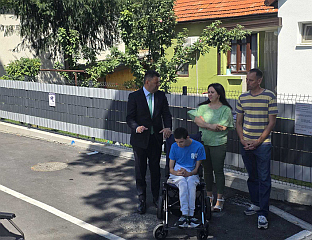 УРУЧЕНА ЕЛЕКТРОМОТОРНА КОЛИЦА Д‌ЈЕЧАКУ ЛУКИ РАДОВИЋУ ИЗ БИЈЕЉИНЕ