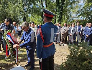ПОЛОЖЕНИ ВИЈЕНЦИ И ЦВИЈЕЋЕ НА СПОМЕНИК СРБИМА И ЈЕВРЕЈИМА УБИЈЕНИМ У НДХ