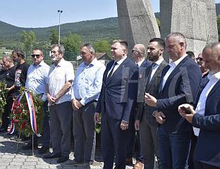 ПОЛОЖЕНИ ВИЈЕНЦИ НА СПОМЕНИК ПОГИНУЛИМ БОРЦИМА