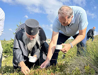 ДОДИК СА ПАТРИЈАРХОМ БЕРЕ БОРОВНИЦЕ НА ЈАХОРИНИ