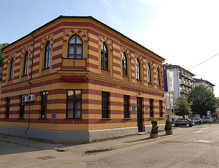 РОДИTЕЉИМА ПРВАЧИЋА ПО 300 КМ