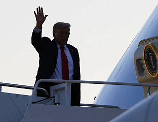 ТРАМП СЕ ВРАТИО У БИЈЕЛУ КУЋУ