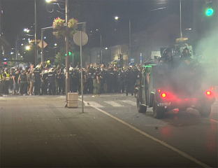БЛОКАДЕРИ ПОНОВО НАПАЛИ ЖАНДАРМЕРИЈУ КАМЕНИЦАМА И ПИРОТЕХНИЧКИМ СРЕДСТВИМА