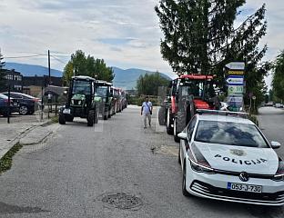 ПОЛИЦИЈА ОНЕМОГУЋИЛА ПРОТЕСТНО ОКУПЉАЊЕ ИСПРЕД КАНТОНАЛНЕ ВЛАДЕ