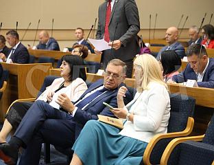 ДОДИК И ЦВИЈАНОВИЋЕВА  СТИГЛИ У СКУПШТИНУ