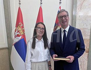 РУНИЋЕВА ВУЧИЋУ УРУЧИЛА КЊИГУ ИЗДАТУ У ЗНАК ЗАХВАЛНОСТИ ЗА ПОМОЋ ДРВАРУ
