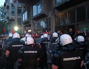 ДЕМОНСТРАНТИ НАПАДАЈУ ПОЛИЦИЈУ ИСПРЕД ФИЛОЗОФСКОГ ФАКУЛТЕТА У НОВОМ САДУ
