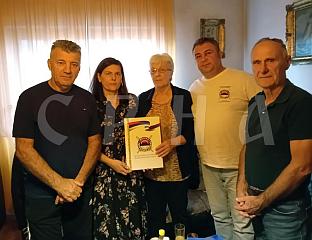 УРУЧЕНА ПОСTХУМНА ПЛАКЕTА ПОРОДИЦИ ЗАСTАВНИКА ЖЕЉКА ПОПОВИЋА