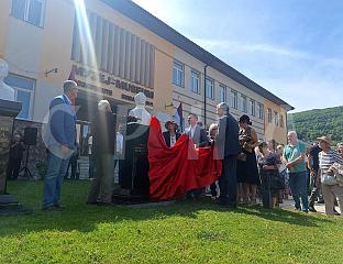 АКАДЕМИК ВОЈИСЛАВ МАКСИМОВИЋ ДОБИО БИСТУ У РОДНОЈ ФОЧИ